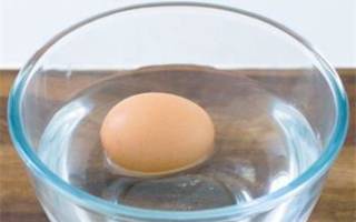 Почему при варке всплыло куриное яйцо